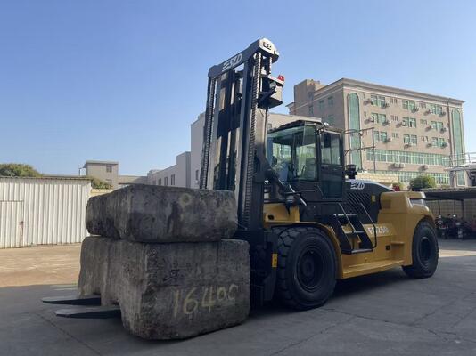 पावर स्टीयरिंग भारी भार वाले फोर्कलिफ्ट 2500 मिमी घूर्णन त्रिज्या के साथ सामग्री हैंडलिंग कार्यों में दक्षता बढ़ाने के लिए डिज़ाइन किया गया