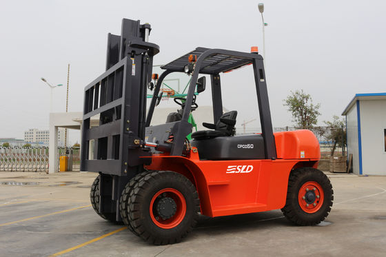 5000kgs डीजल फोर्कलिफ्ट ट्रक ISUZU इंजन हाइड्रोलिक ट्रांसमिशन