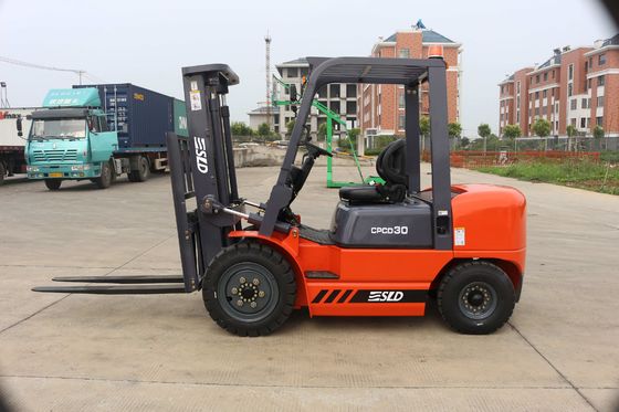 FD30 3000kgs डीजल फोर्कलिफ्ट ट्रक ISUZU / MITSUBISHI इंजन से लैस है
