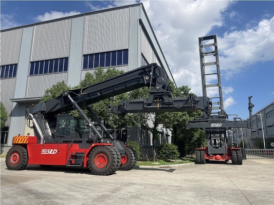 कमिंस इंजन ZF 5WG261 ऑटो ट्रांसमिशन के साथ 20ft और 40ft कार्गो कंटेनर स्टैकर
