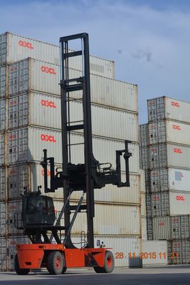 लाल खाली कंटेनर हैंडलर के साथ Cummins QSM11-330 इंजन / ISO 20-40 कंटेनर हैंडलर