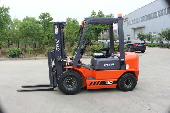 2 चरण / 3 चरण 1070x120x40 मिमी कांटा आकार 2.5 टन डीजल फोर्कलिफ्ट ट्रक