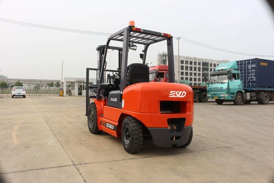FD30 3000kgs डीजल फोर्कलिफ्ट ट्रक ISUZU / MITSUBISHI इंजन से लैस है